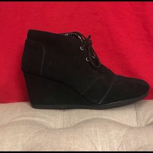 Tom’s black booties